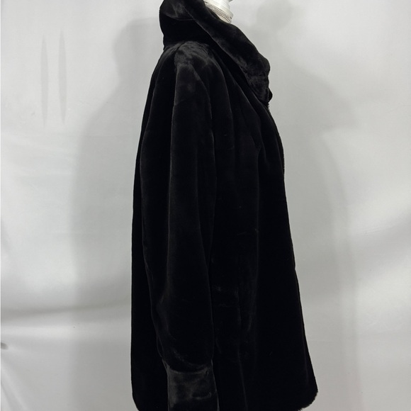 Luxurious Reversible Faux Fur Coat - Picture 4 of 13